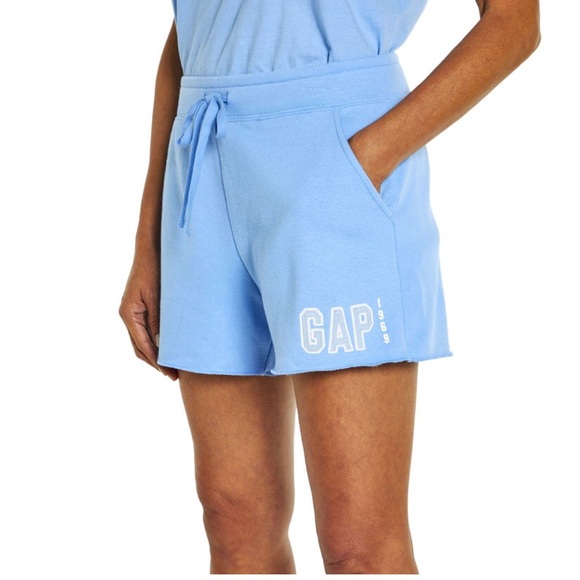 GAP Ladies Logo Shorts - Size XL - NWT - Picture 1 of 7